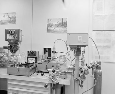 883335 Afbeelding van een opstelling met instrumenten bij het Gasbedrijf Centraal Nederland (Atoomweg 50) te Utrecht.